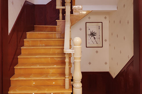 襄州中式别墅室内汉白玉石楼梯的定制安装装饰效果